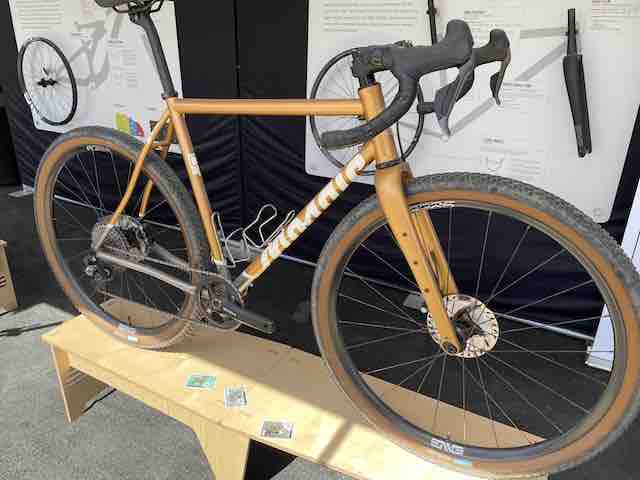 ENVEブースに展示していたMOSAIC CYCLESのグラベルバイク　
55Cのタイヤ・ハンドルはAR BARを使用