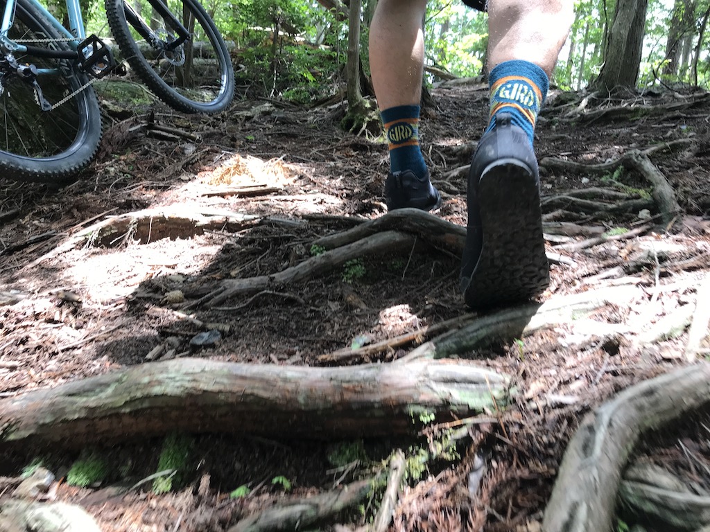 自転車を押し上げる時に、根っこでも安定したグリップ