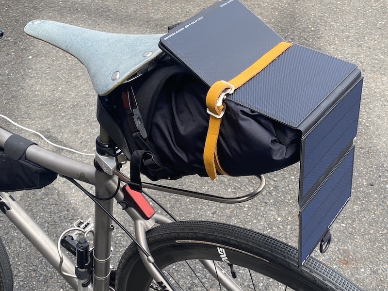 PWR SOLARをサドルバッグなどに括り付けることで自転車に乗っている間も太陽光発電できる。