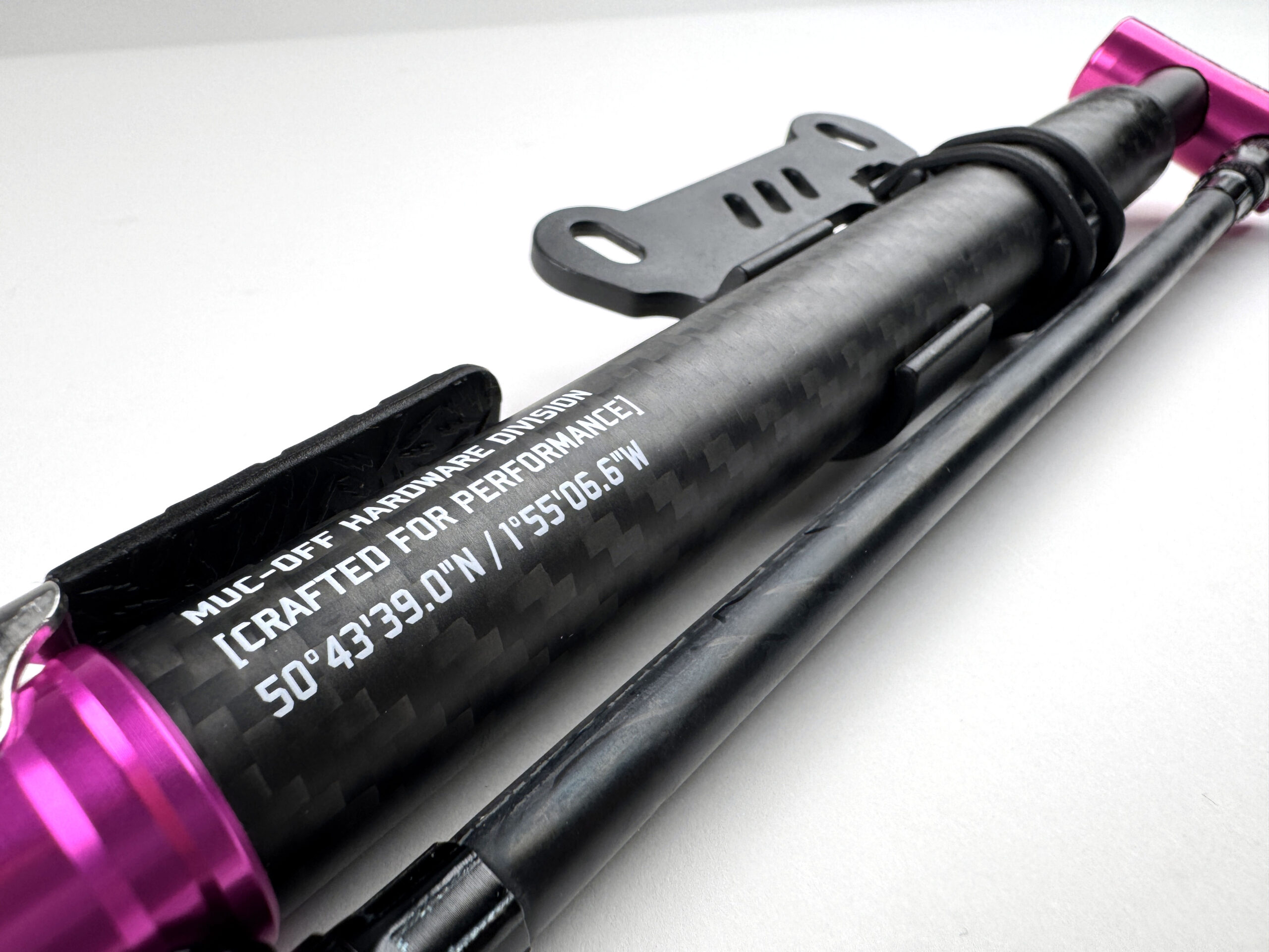 Muc off限定品　AIR MACH CARBON 携帯ポンプ カーボン製 Muc-Off ( マックオフ ) 携帯用ポンプ AIRMACH CARBON PUMP