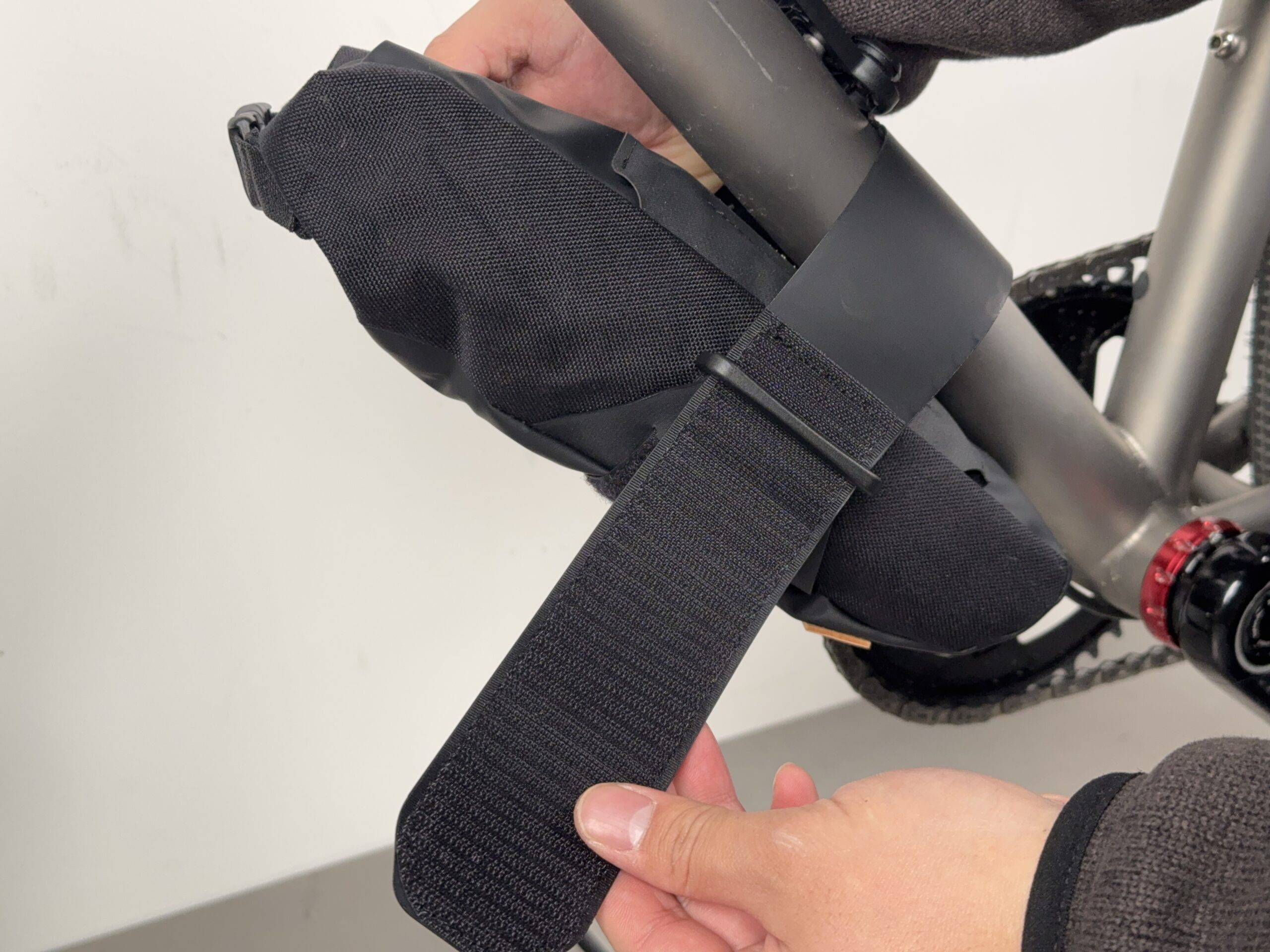 クイックインストールバイクフレームバッグヘビーデューティナイロン構造電話ツールのための耐抵抗性の広々